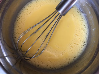 4、不开裂的海绵纸杯蛋糕（粘米粉版）,这样糖充分融化，油糖牛奶乳化的状态