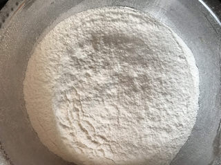 5、不开裂的海绵纸杯蛋糕（粘米粉版）,把粘米粉和糯米粉一起过筛到乳化好的蛋黄糊里（米粉可以不过筛，我习惯性过筛）