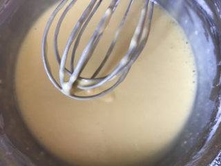 6、不开裂的海绵纸杯蛋糕（粘米粉版）,用手动打蛋器搅打均匀（不必注意手法，因为米粉不会起筋），搅拌均匀后放一旁备用