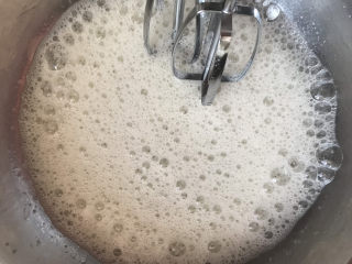 7、不开裂的海绵纸杯蛋糕（粘米粉版）,处理蛋白，打蛋器开高速打到鱼眼泡泡时加入1/3白糖