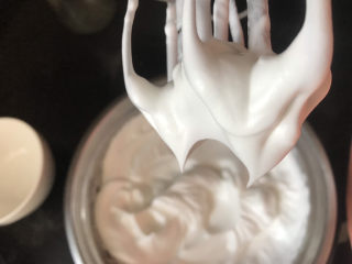 8、不开裂的海绵纸杯蛋糕（粘米粉版）,继续打发至粗泡细腻第二次加入1/3的白糖，打发至出现明显纹路时加入最后1/3糖，打发至干性发泡，提起打蛋器蛋白有直立的小尖角