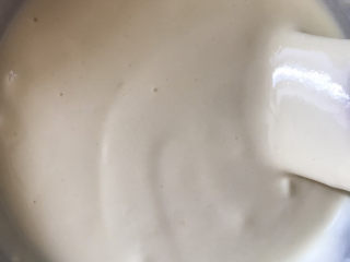 10、不开裂的海绵纸杯蛋糕（粘米粉版）,取1/3的蛋白霜到蛋黄糊中翻拌均匀