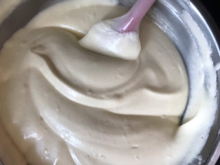 11、不开裂的海绵纸杯蛋糕（粘米粉版）,翻拌好的蛋黄糊再全部倒入蛋白霜中，同样的手法翻拌均匀