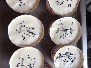 12、不开裂的海绵纸杯蛋糕（粘米粉版）,翻拌好的蛋黄糊再全部倒入蛋白霜中，同样的手法翻拌均匀