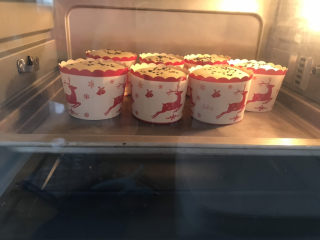 13、不开裂的海绵纸杯蛋糕（粘米粉版）,送入预热好的烤箱，上下火130度烤40分钟，再转150度烤8～12分钟，中途不能打开烤箱门，渐温法烤出来的纸杯蛋糕不开裂，每个烤箱脾气不同，可根据自己烤箱脾气调整温度