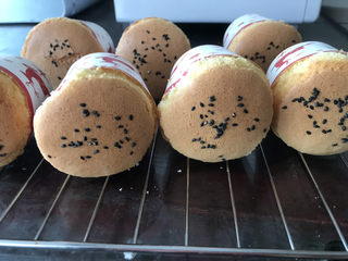 14、不开裂的海绵纸杯蛋糕（粘米粉版）,烤好拿出来，震出热气，侧着放凉