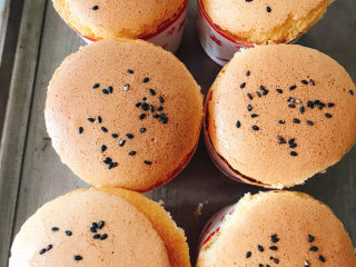 15、不开裂的海绵纸杯蛋糕（粘米粉版）,放凉后可以吃了，两个孩子抢着吃