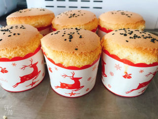 16、不开裂的海绵纸杯蛋糕（粘米粉版）,成品图，挤的太满了，长的高出纸杯了