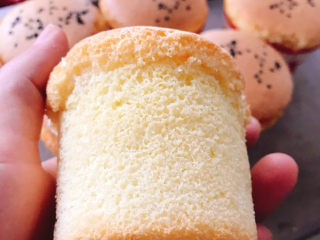 17、不开裂的海绵纸杯蛋糕（粘米粉版）,撕掉纸杯，蛋糕弹性十足