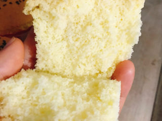 18、不开裂的海绵纸杯蛋糕（粘米粉版）,掰开看看，组织细腻，非常软绵，像海绵般柔软，入口即化，巨好吃????，没长牙的宝宝也可以吃，因为到嘴里就化了