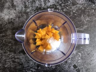 3、芒果慕斯蛋糕,芒果肉加白糖打成泥