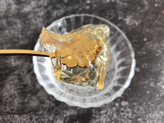 4、芒果慕斯蛋糕,将吉利丁片放凉水中泡软