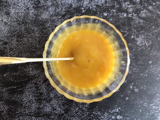 7、芒果慕斯蛋糕,搅拌均匀