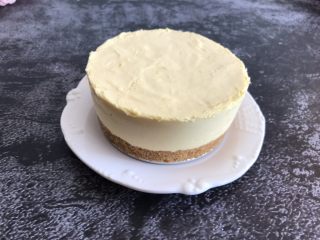 12、芒果慕斯蛋糕,脱模的时候可以捂热毛巾,或者用吹风机对着模具吹一圈就可以轻松脱模