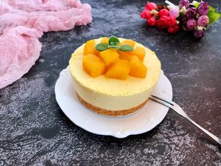 13、芒果慕斯蛋糕,上面放上芒果丁做装饰