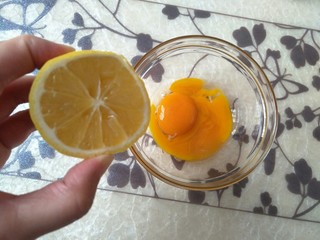 4、宝宝零添加健康零食蛋黄溶豆,蛋黄中挤几滴柠檬汁