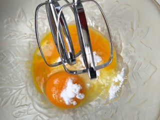 6、宝宝零添加健康零食蛋黄溶豆,用电动打蛋器打发