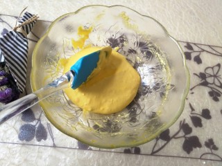 10、宝宝零添加健康零食蛋黄溶豆,用切拌的方式拌匀