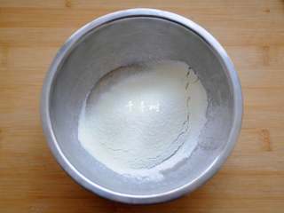 7、完美香蕉溶豆 健康营养宝宝辅食 超人气小零食,粉类混合后筛入到香蕉糊。