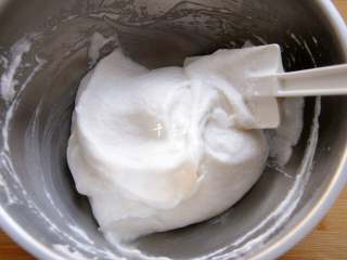 13、完美香蕉溶豆 健康营养宝宝辅食 超人气小零食,拌均匀后糊糊还是比较光滑细腻的，快手操作不要消泡。