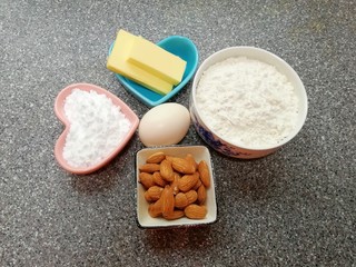 1、黄油杏仁饼干,准备好食材。