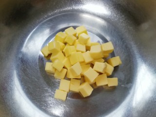 2、黄油杏仁饼干,黄油切成小块室温软化。