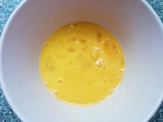 3、黄油杏仁饼干,鸡蛋打散。