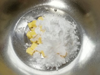 4、黄油杏仁饼干,软化的黄油中加入盐和糖粉。