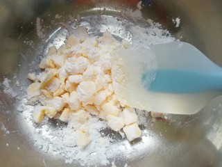 5、黄油杏仁饼干,用硅胶刮铲翻拌均匀，以免打发的时候糖粉乱飞。