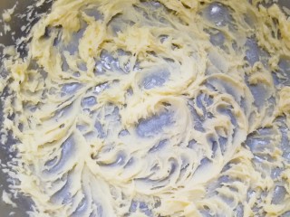 6、黄油杏仁饼干,用电动打蛋器将黄油打发。