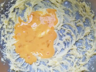 7、黄油杏仁饼干,加入蛋液，打发至蛋液和黄油完全融合(装蛋液的小碗先不要洗，后面有用)。