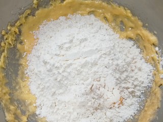 8、黄油杏仁饼干,加入低筋面粉和泡打粉(将低筋面粉和泡打粉提前混合均匀)。