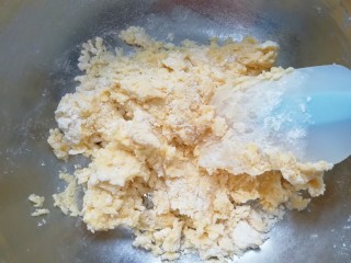 9、黄油杏仁饼干,用硅胶刮刀翻拌均匀，揉成光滑的面团，盖上保鲜膜静置15-20分钟。