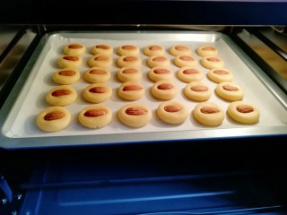 13、黄油杏仁饼干,送入预热好的烤箱。