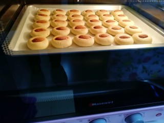 15、黄油杏仁饼干,这是烤了10分钟的饼干，已经明显变色变大。