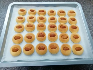 16、黄油杏仁饼干,杏仁饼干出炉啦，闻起来好香啊！
