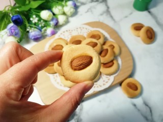 17、黄油杏仁饼干,饼干晾凉，先尝一块，酥脆可口，太好吃了。