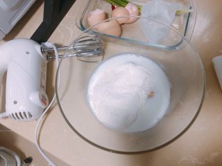 3、烤箱鸡蛋饼,鸡蛋，温牛奶，面粉倒进大碗