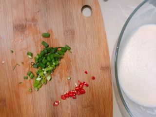 5、烤箱鸡蛋饼,小葱和米椒切碎