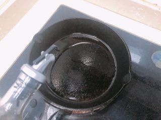 8、烤箱鸡蛋饼,倒玉米油加热