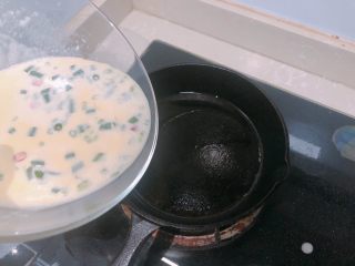 9、烤箱鸡蛋饼,蛋液倒入铸铁锅