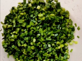 1、鸡蛋韭菜饼,韭菜洗净备用