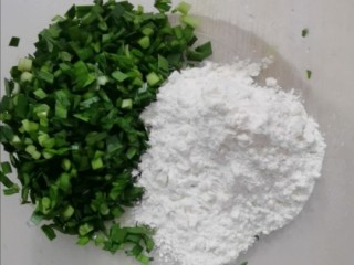 2、鸡蛋韭菜饼,韭菜和面粉放入盘里