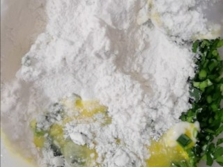 3、鸡蛋韭菜饼,打入两个鸡蛋