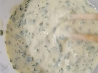 4、鸡蛋韭菜饼,加入清水搅拌成面糊