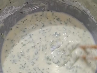 5、鸡蛋韭菜饼,加入3克盐搅拌均匀