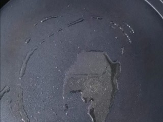 6、鸡蛋韭菜饼,锅烧热，放入食用油