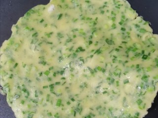 7、鸡蛋韭菜饼,倒入面糊