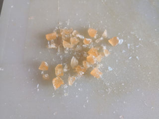 2、玻璃糖饼干,硬糖用刀慢慢压碎