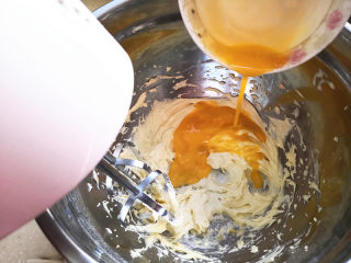 4、玻璃糖饼干,分次加入全蛋液，我共分了二次，每次都完全融合后再加下一次，用电动打蛋器打发